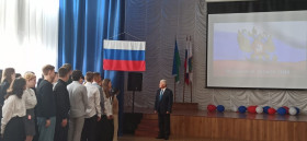 Торжественная церемония поднятия флага Российской Федерации и исполнения гимна.